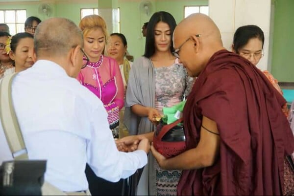 အားသစ်ရဲ့ ရဟန်းခံရှင်ပြုအလှူပွဲလေး သွားရောက်ခဲ့တဲ့ အိချောပို Myanmarload 