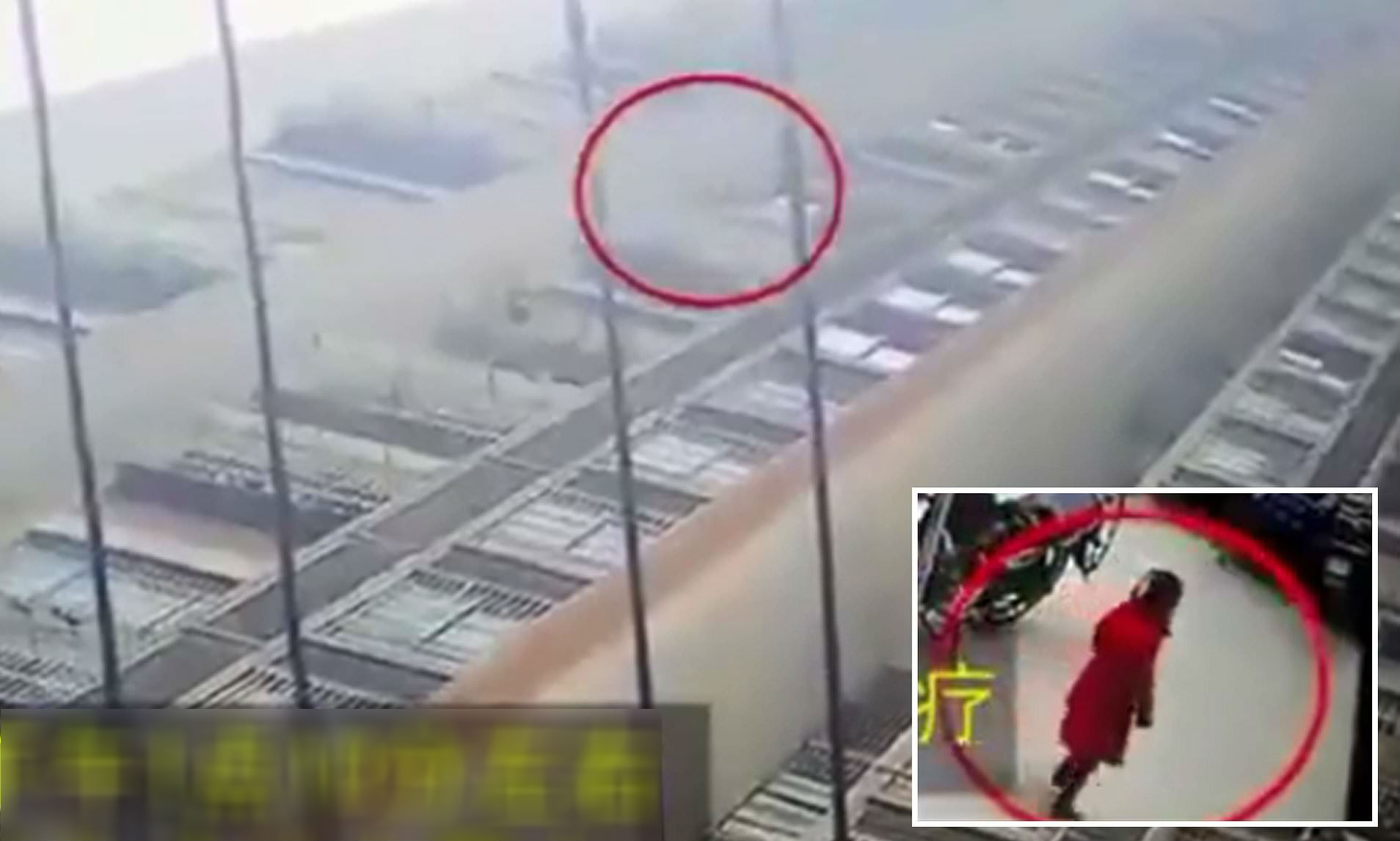 Видео с камеры где девочка упала. Видео с камеры где девочка упала