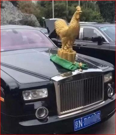 រូបចម្លាក់មាន់មាសនៅលើរថយន្ដ