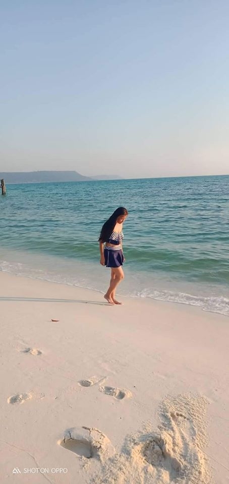 ស្វែង សុជាតា លេងឈុតប៊ីគីនីនៅលើឆ្នេរសមុទ្រ