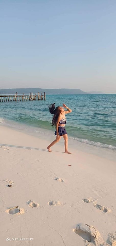 ស្វែង សុជាតា លេងឈុតប៊ីគីនីនៅលើឆ្នេរសមុទ្រ
