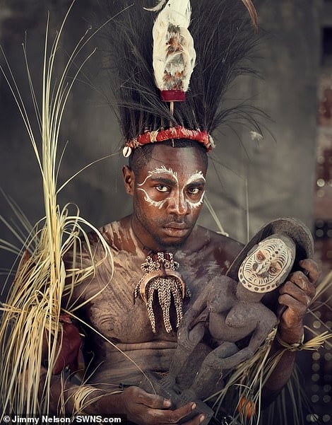 កុលសម្ព័ន្ធ Latmul នៅ Papua New Guinea។ កុលសម្ព័ន្ធនេះបានទាក់ទាញភ្ញៀវទេសចរណ៍ និងអ្នកផ្សងព្រេងជាច្រើន បន្ទាប់ពីបានបង្ហាញនៅក្នុងខ្សែភាពយន្តឯកសារមួយរបស់ Cannibal ។