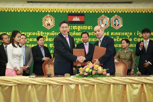 ភាគីកម្ពុជា និង ជប៉ុនក្នុងពិធីចុះហត្ថលេខា
