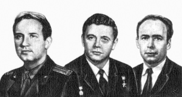 &nbsp;រូបលោក Georgi Dobrovolski (ឆ្វេង), Vladislav Volkov (កណ្ដាល), និង Viktor Patsayev (ស្ដាំ)