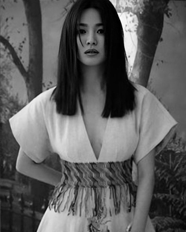 រូបថ្មី បង្ហាញគល់ទ្រូងរបស់ Song Hye Kyo