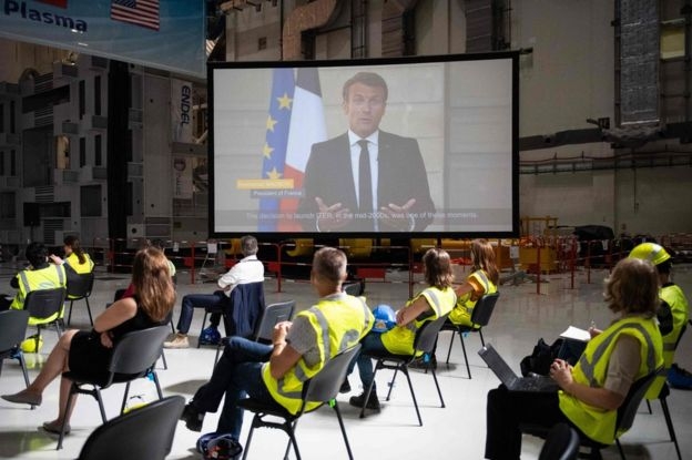 ប្រធានាធិបតីបារាំង លោក Emmanuel Macron កំពុងនិយាយនៅក្នុងអង្គពិធី