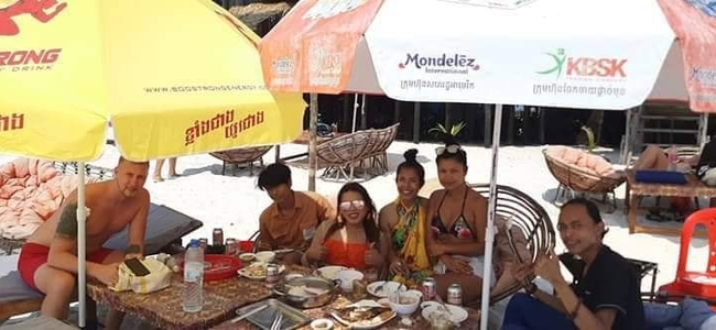 ស្វែង សុជាតា លេងឈុតប៊ីគីនីនៅលើឆ្នេរសមុទ្រ