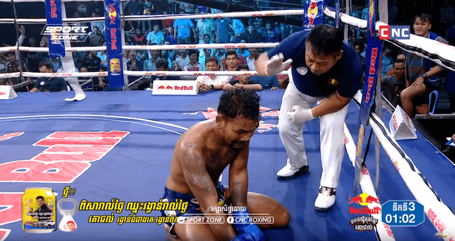 លោកអាជ្ញាកណ្ដាលបញ្ឈប់ការប្រកួតកីឡាករថៃ