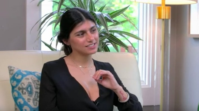 នាងMia Khalifa កំពុងផ្ដល់បទសម្ភាស៍