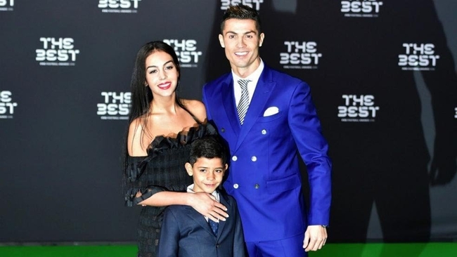 កីឡាករ Cristiano Ronaldo អ្នកនាង Rodriguez និងកូនប្រុស