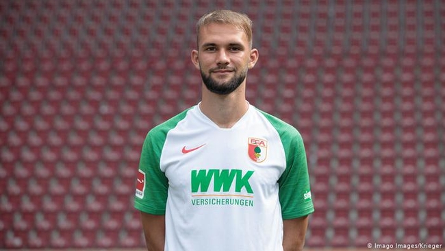 
កីឡាករ Simon Asta បង្ហាញខ្លួនដំបូងឱ្យក្លឹប FC Augsburg