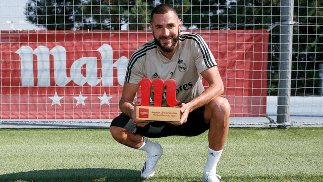 Benzema កាន់ពាន Mahou's Jugador Cinco Estrellas Award