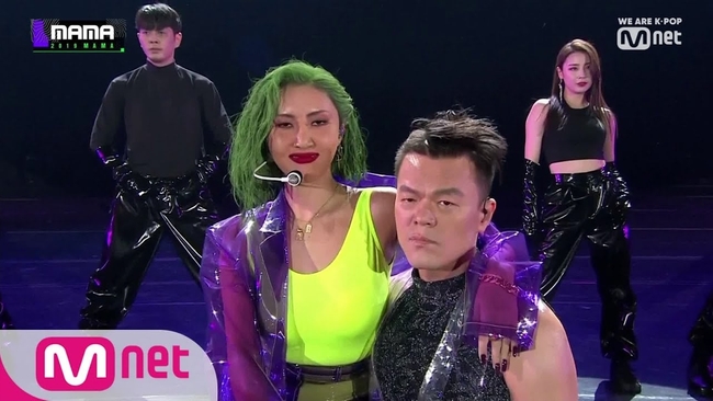 រូបភាព J.Y.Park និង Hwasa