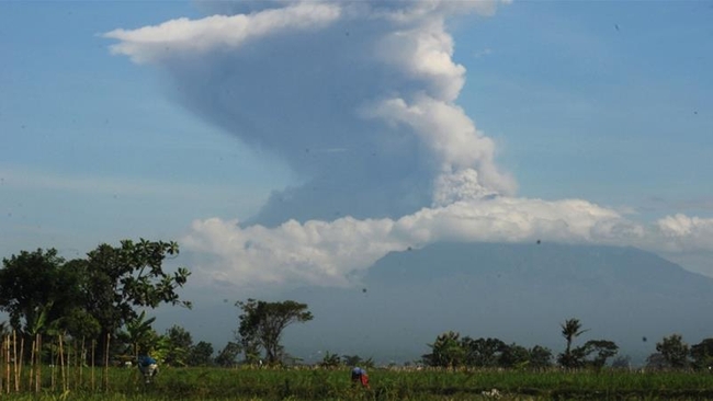 ភ្នំភ្លើង&nbsp;Mount Merapi បានផ្ទុះឡើងកាលពីថ្ងៃអាទិត្យម្សិលមិញនេះ