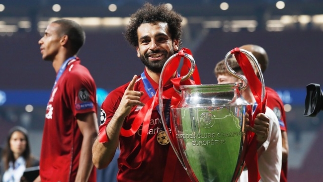 &nbsp; កីឡាករ&nbsp;Mohamed Salah ជាមួយនឹងពានរង្វាន់ UCL