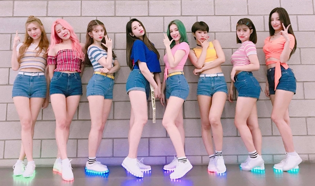 &nbsp; ក្រុមចម្រៀងស្រី<b>&nbsp;Momoland&nbsp;</b>