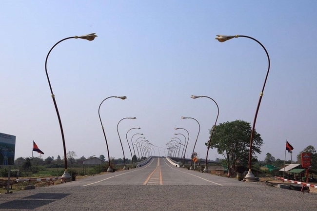 ស្ពានមិត្តភាពកម្ពុជា-ថៃ
(ស្ទឹងបត់-បានណងអៀន)