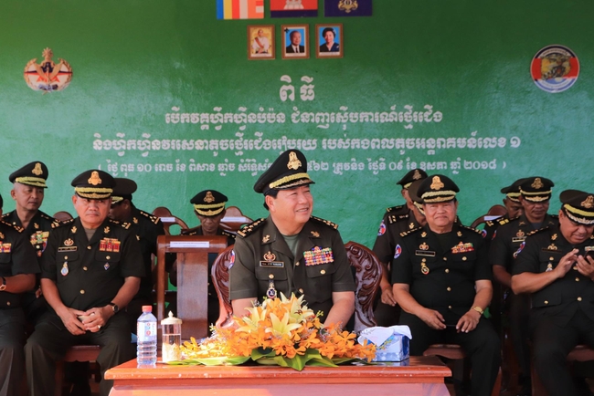 នាយឧត្តមសេនីយ៍ ឥត សារ៉ាត់ (កណ្ដាល)