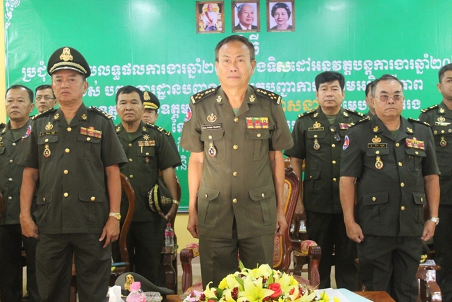 នាយឧត្តមសេនីយ៍ វង្ស វាសនា (កណ្ដាល)