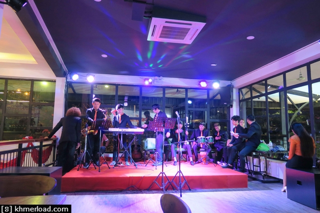 ទិដ្ឋភាពក្នុងភោជនីយដ្ឋាន CORNER HOUSE