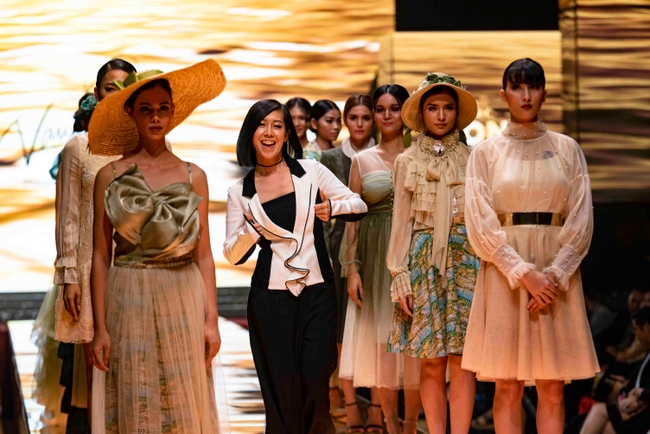  កម្មវិធី ABC Lions of Fashion