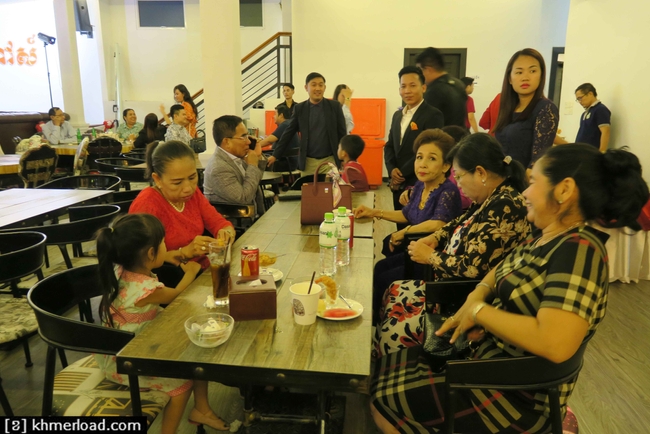 ទិដ្ឋភាពក្នុងភោជនីយដ្ឋាន CORNER HOUSE