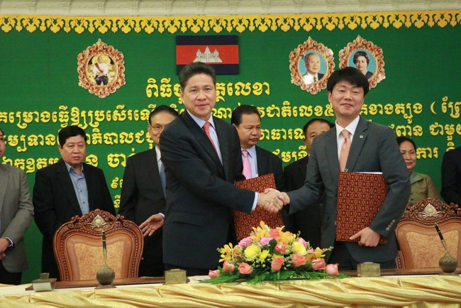 ភាគីកម្ពុជា និង ជប៉ុនក្នុងពិធីចុះហត្ថលេខា