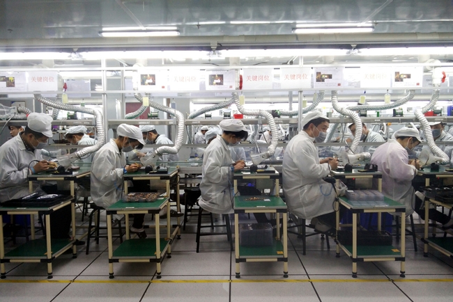 និយោជិករបស់ក្រុមហ៊ុន Foxconn Technology Group កំពុងធ្វើការនៅ Zhengzhou ខេត្ត&nbsp;Henan