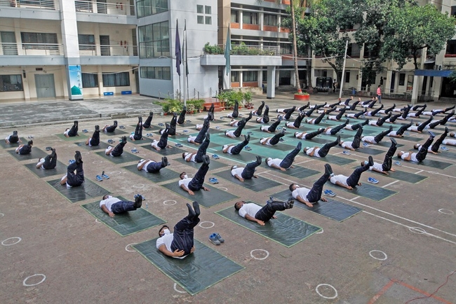 ទិដ្ឋភាពនៃការហាត់ Yoga របស់ក្រុមប៉ូលីសនៅទីក្រុងដាកានៃប្រទេសបង់ក្លាដែសនៅថ្ងៃទី ១៥ ខែមិថុនាឆ្នាំ ២០២០