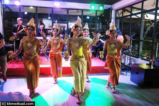 ទិដ្ឋភាពក្នុងភោជនីយដ្ឋាន CORNER HOUSE