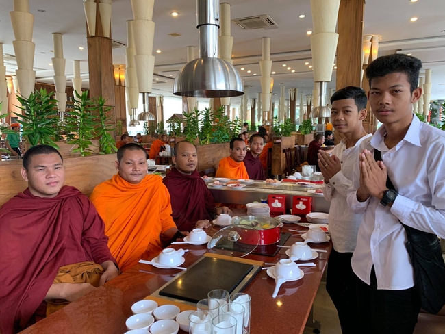 ចាន់ សុបញ្ញា និងភិក្ខុជាច្រើនអង្គ នៅកន្លែងបូហ្វេ
