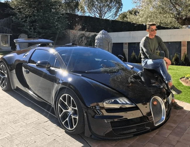 Ronaldo ថតអង្គុយលើ&nbsp;Bugatti Veyron របស់គាត់