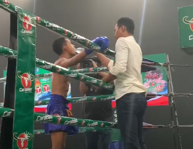 ឡៅ ចន្ទ្រា កំពុងឲ្យទឹក ឡៅ សៃណេត