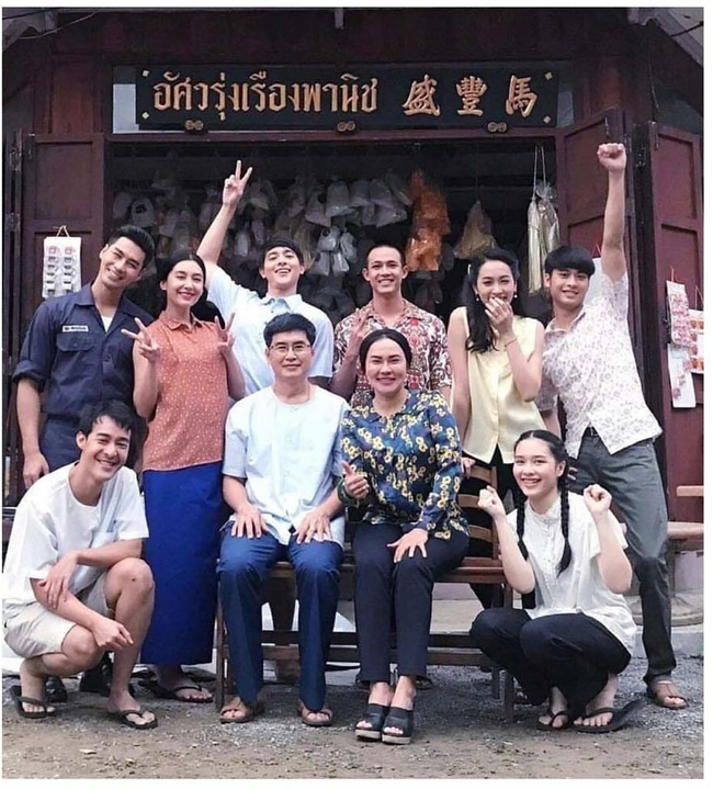 Mai Charoenpura និងតារាសម្តែងផ្សេងៗ