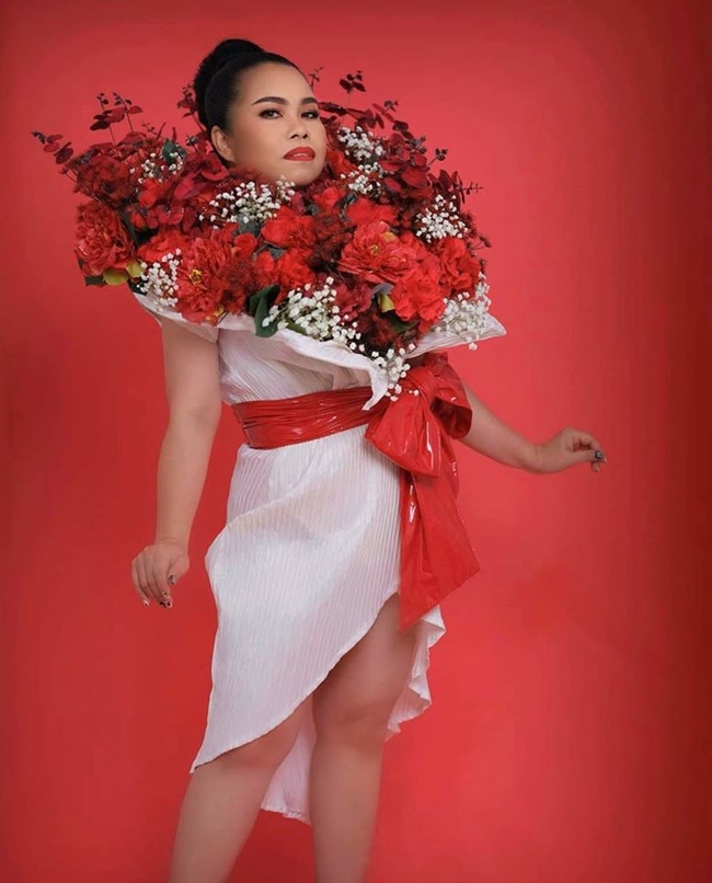 អ្នកគ្រូ ផេនស៊ី  តែងខ្លួនប្លែកភ្នែក