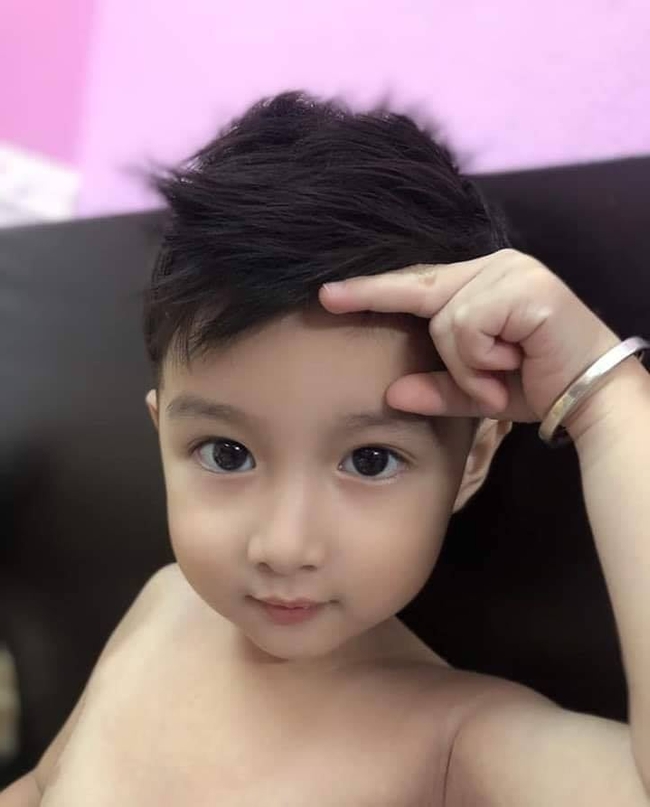 កូនប្រុសមុខសង្ហា កំពុងល្បីពេញអ៊ីនធើណែត