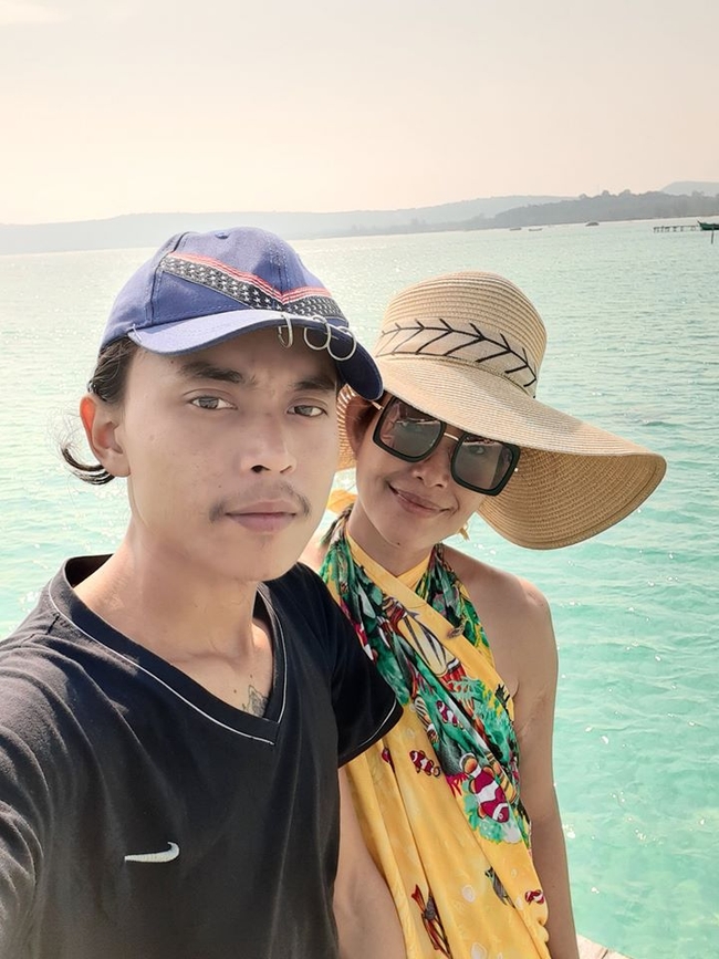 ស្វែង សុជាតា ជាមួយស្វាមី