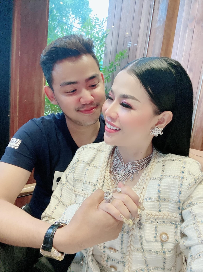 អ្នកនាង Love Riya និងកំលោះម្នាក់នោះ