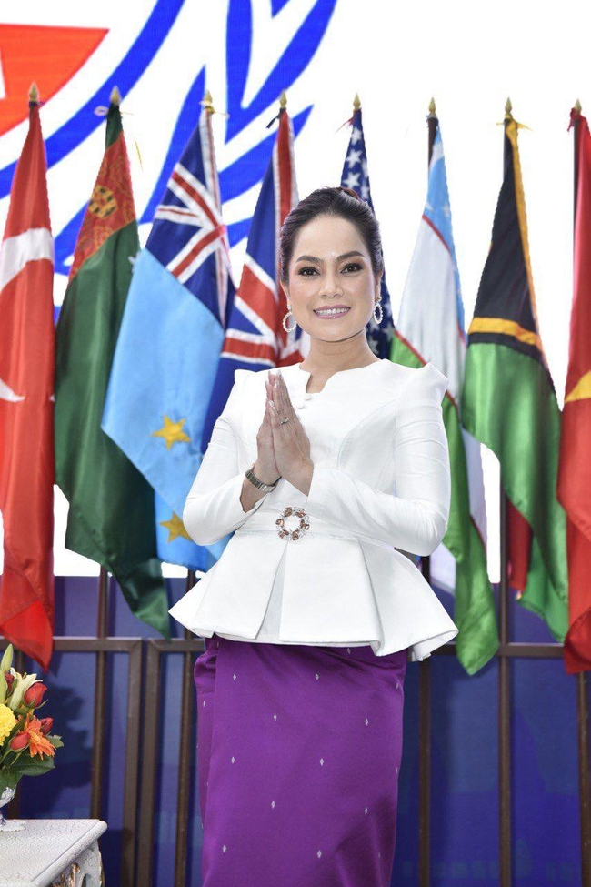 &nbsp; អ្នកនាង&nbsp;ខៀវ សានសាណា