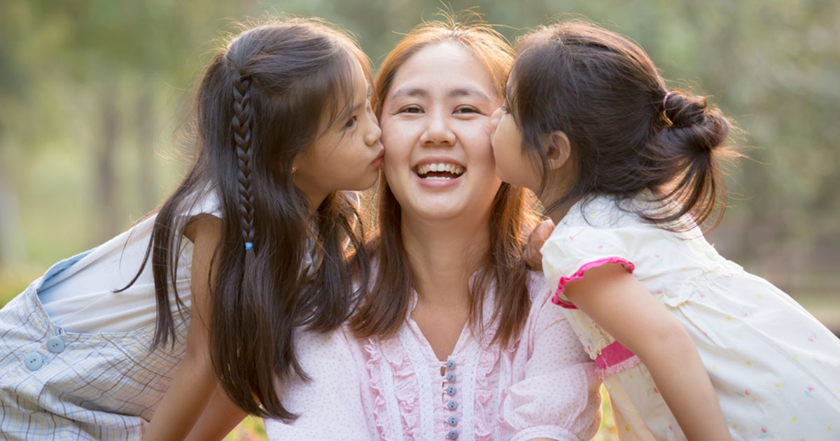 Мамы и дочери азиатка. Молодые мама и дочь азиатки. Азиатские мама с дочкой. Красивая азиатка с дочкой. Мама и дочь картинки азиаты.
